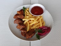 Шашлык свиной с картофелем фри