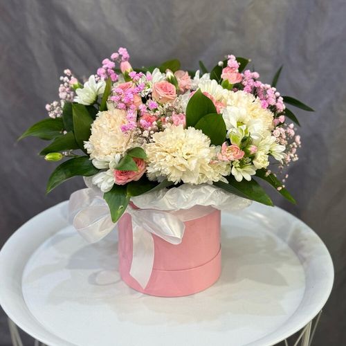 Букет из кремовых диантусов и кустовых роз в коробочке (к2066)