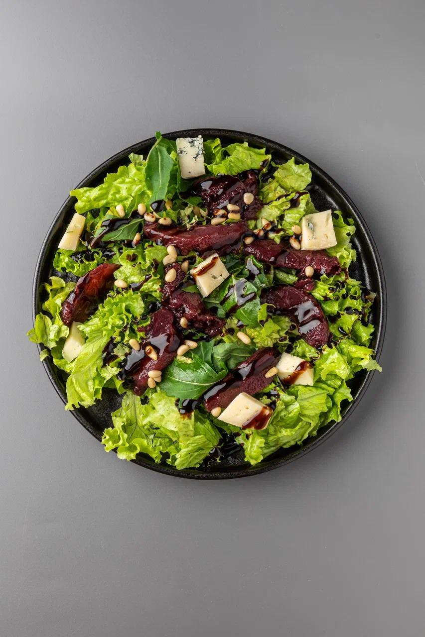 Салат с томленой грушей в вине и сыром р