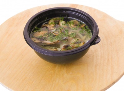 Куриный бульон с грибами, курицей, лапшо