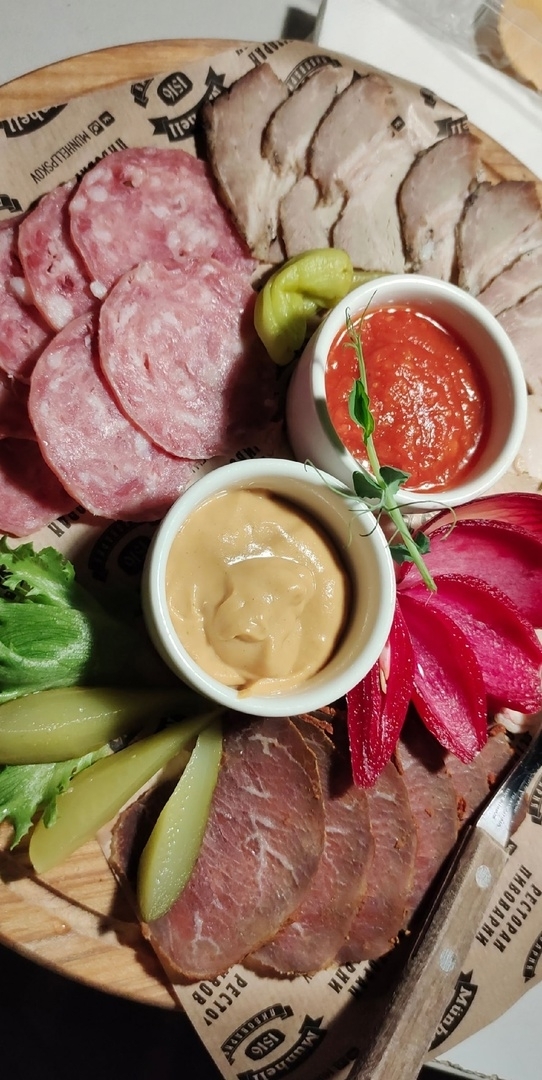 Ассорти мясных деликатесов