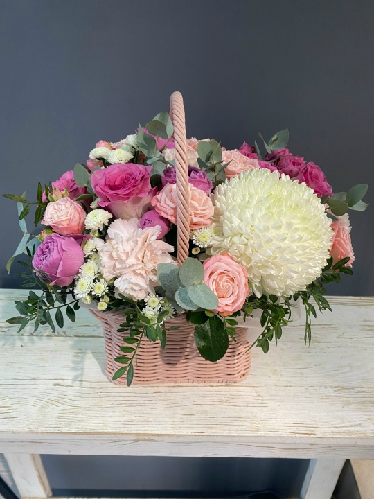 Плетена корзиночка с пышной одноголовой хризантемой