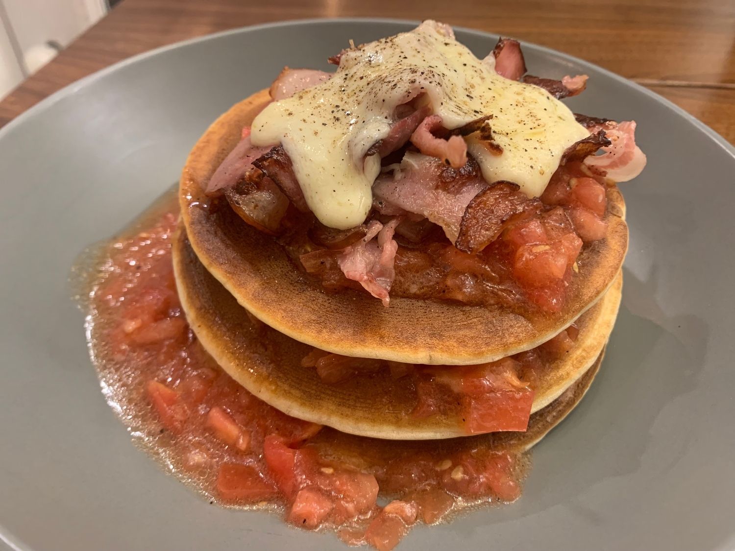 Панкейки c остр. курицей, беконом и соусом