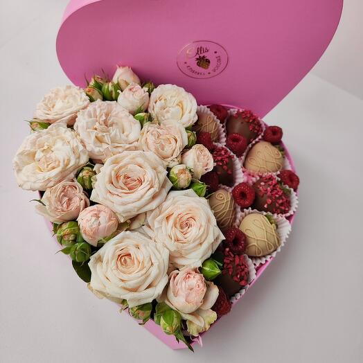 Клубника в шоколаде с кустовыми розами и малиной