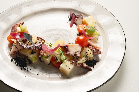 Салат с осьминогом,картофелем,помидорами черри