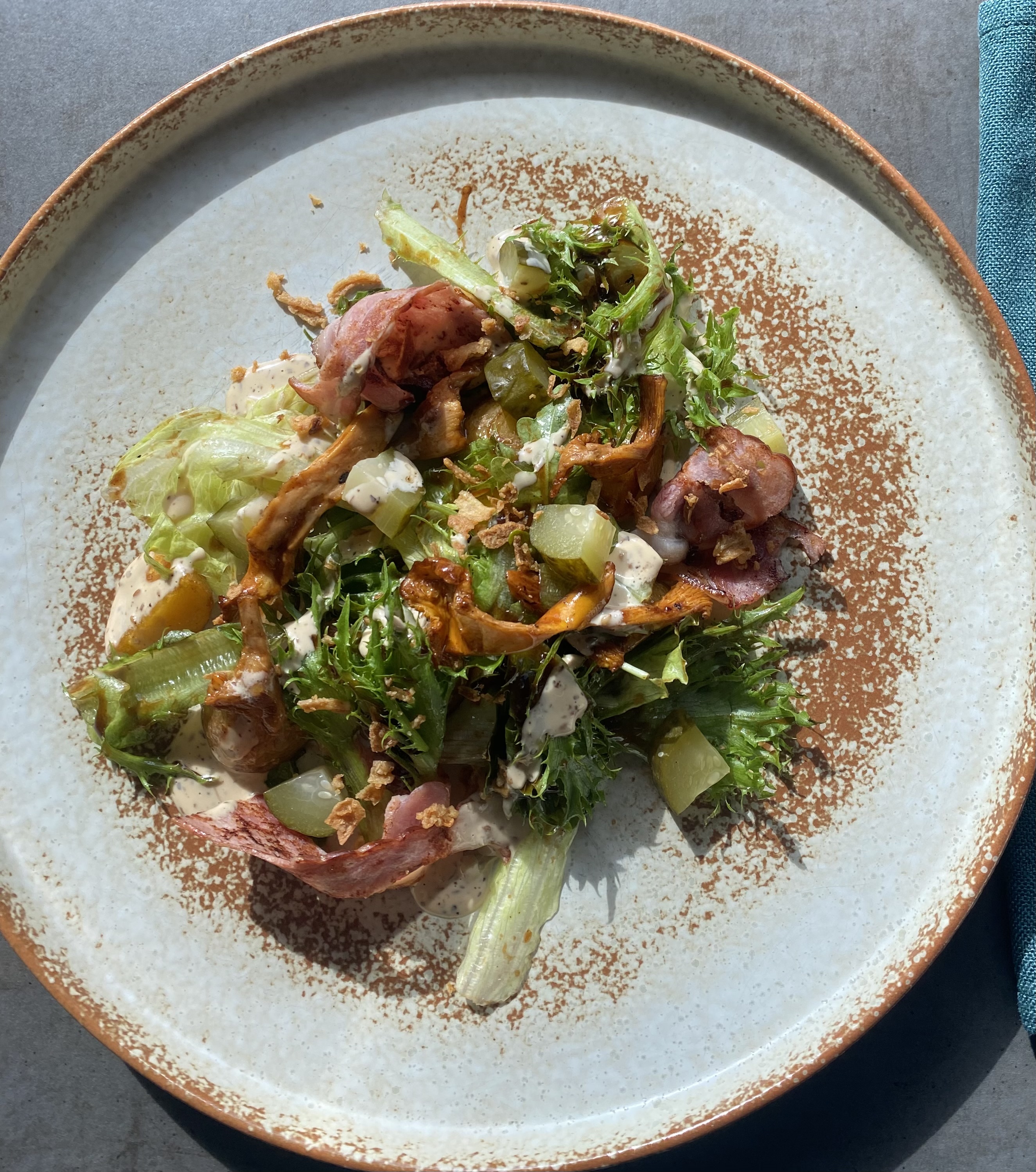 Салат из лисичек и беконом