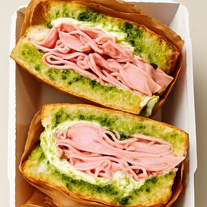 Сэндвич с мортаделлой, страчателлой и соусом песто