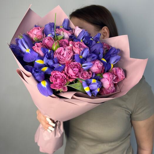 Ирис с розами