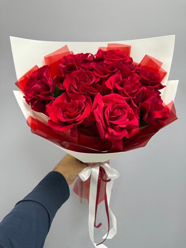 Букет из 11 французских алых роз стильной упаковке