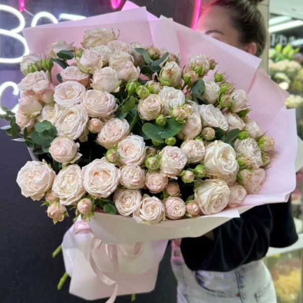 Букет из 25 кустовых сортовых роз с эвкалиптом в дизайнерском оформлении