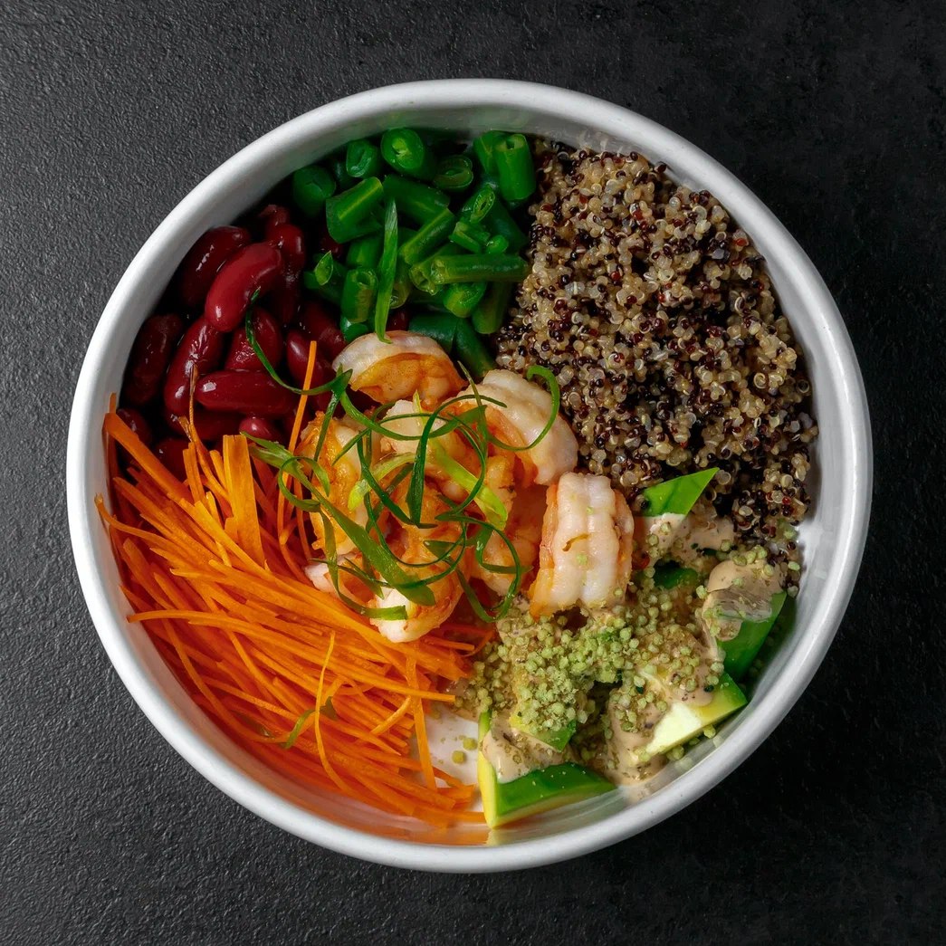 Боул с креветками и попкорном из васаби 