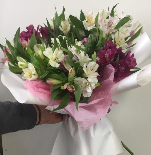 Букет из гиацинтов и альстрамерии