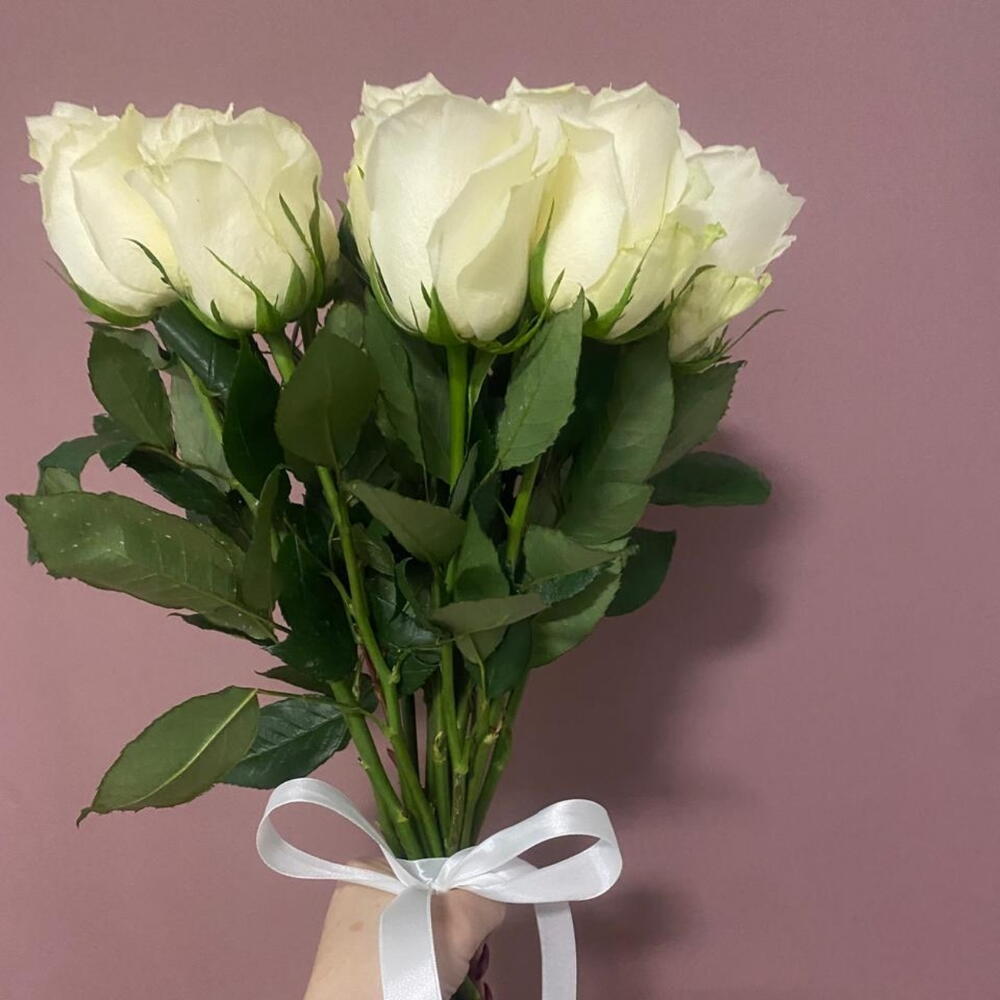 15 белых роз