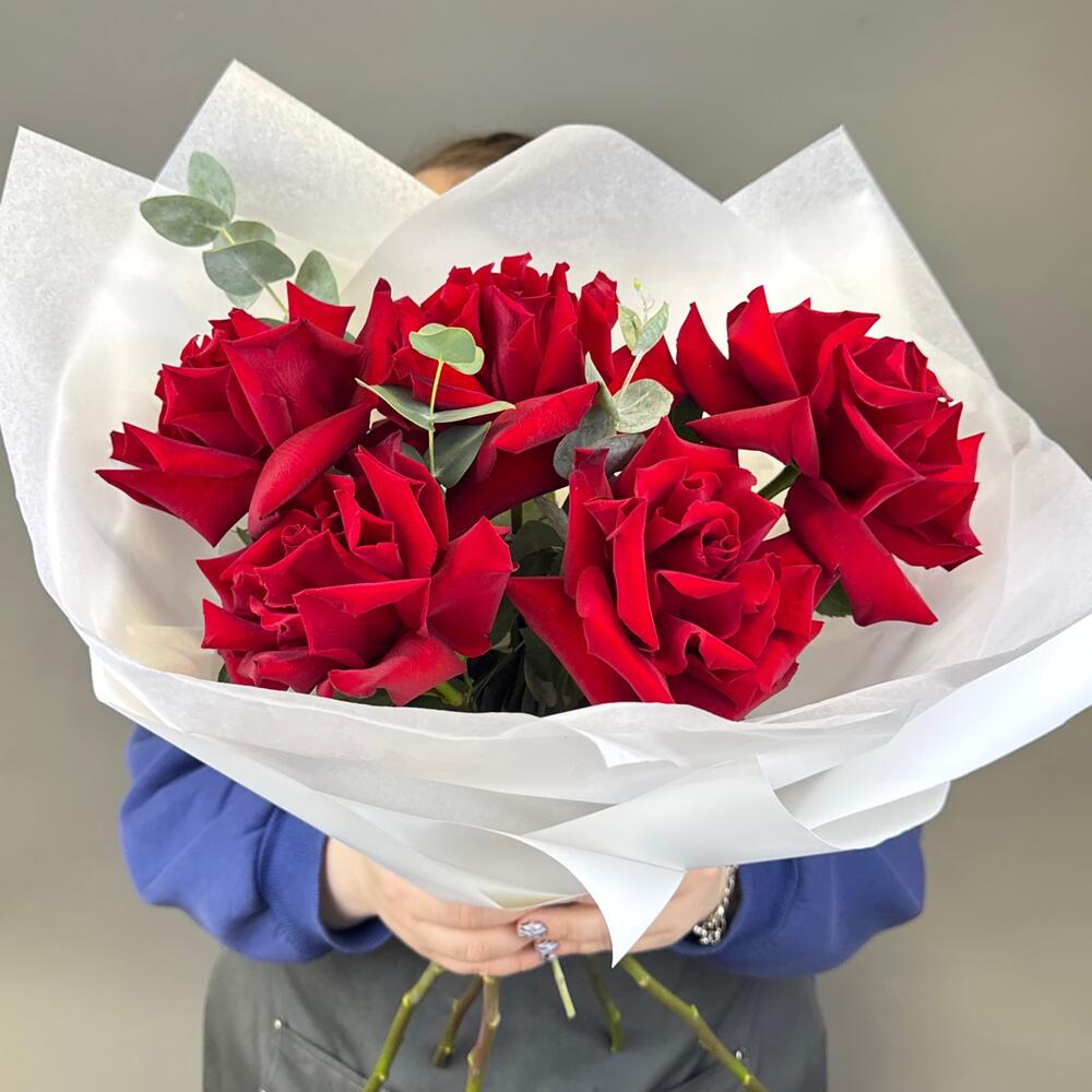 Букет из 5 красных французских роз с эвкалиптом