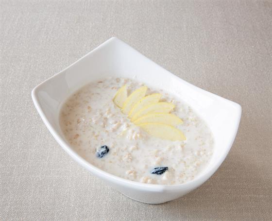 Каша овсяная с яблоками и виноградом