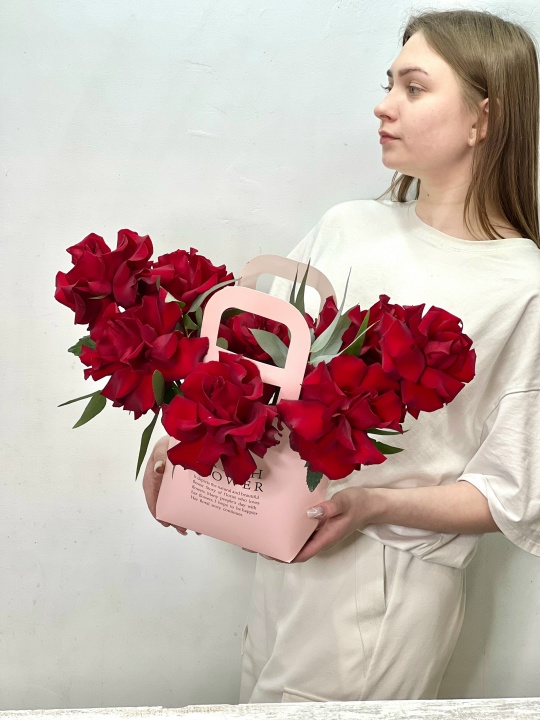 Красные французские розы с эвкалиптом в розовой сумочке
