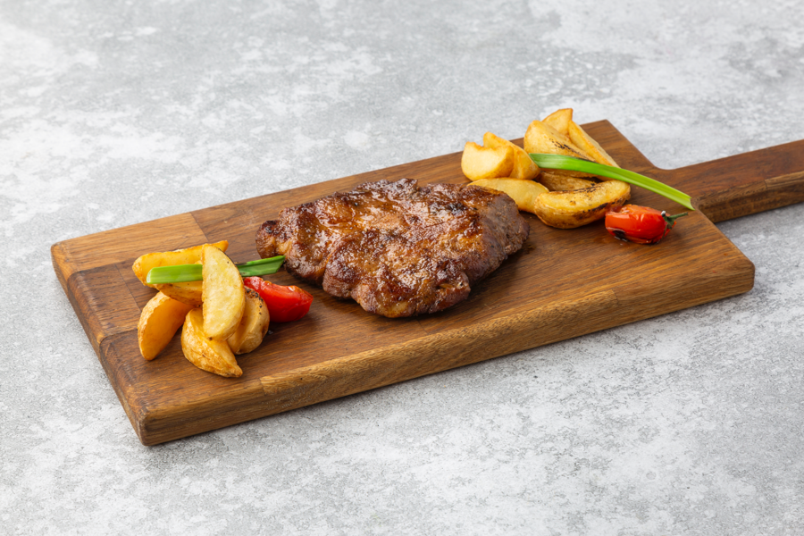 Стейк из свиной шеи с айдахо и черри