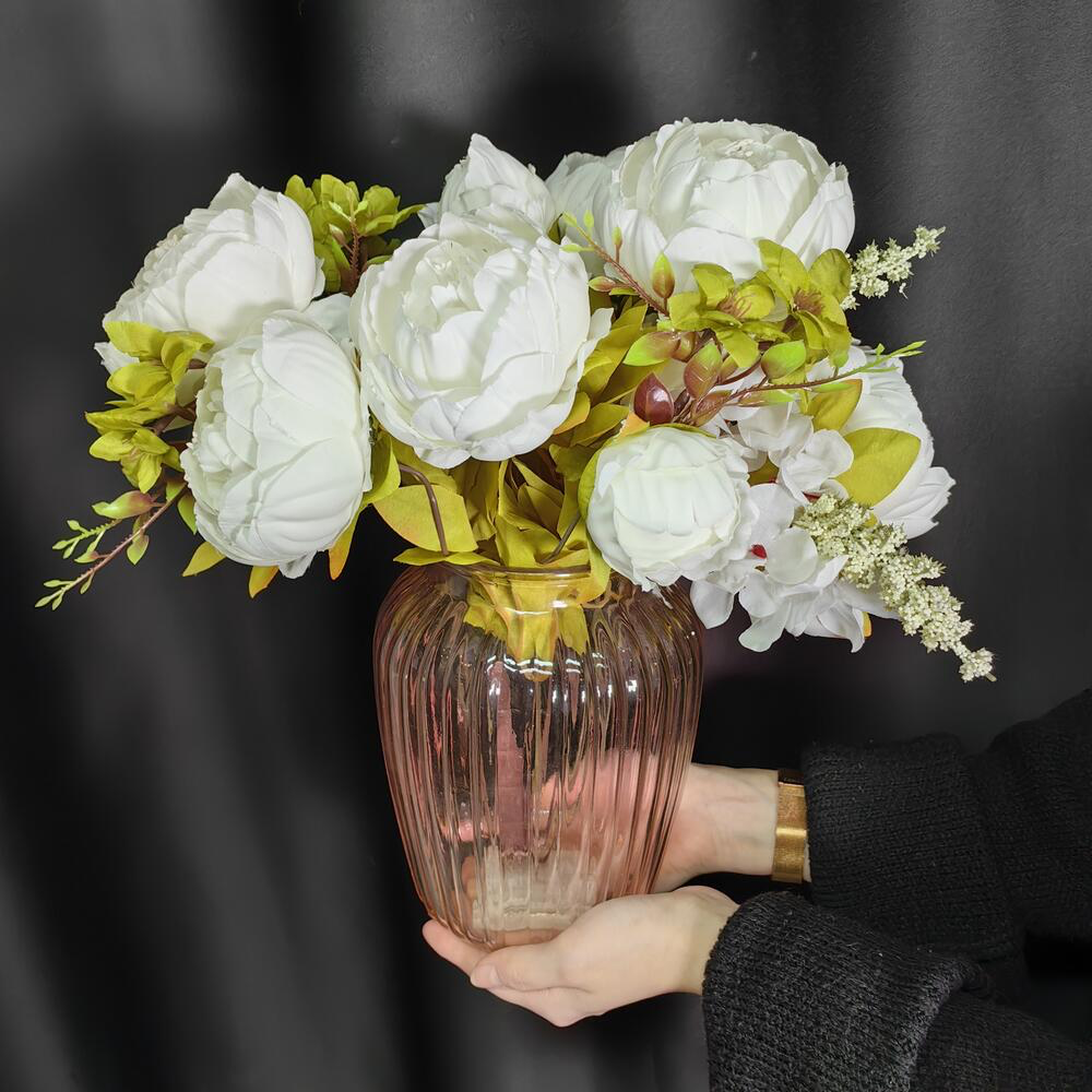 Букет из белых искусственных пионов в вазе