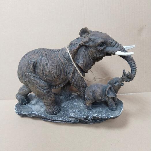 Слониха со слоненком