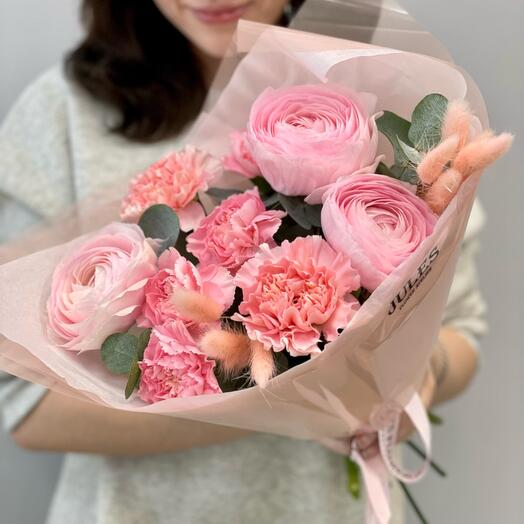 «Фрея» букет из ранункулюсов , диантусов и эвкалиптом