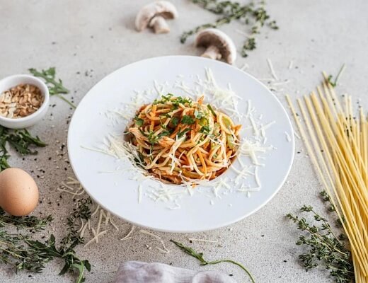 Паста с куриным филе и овощами
