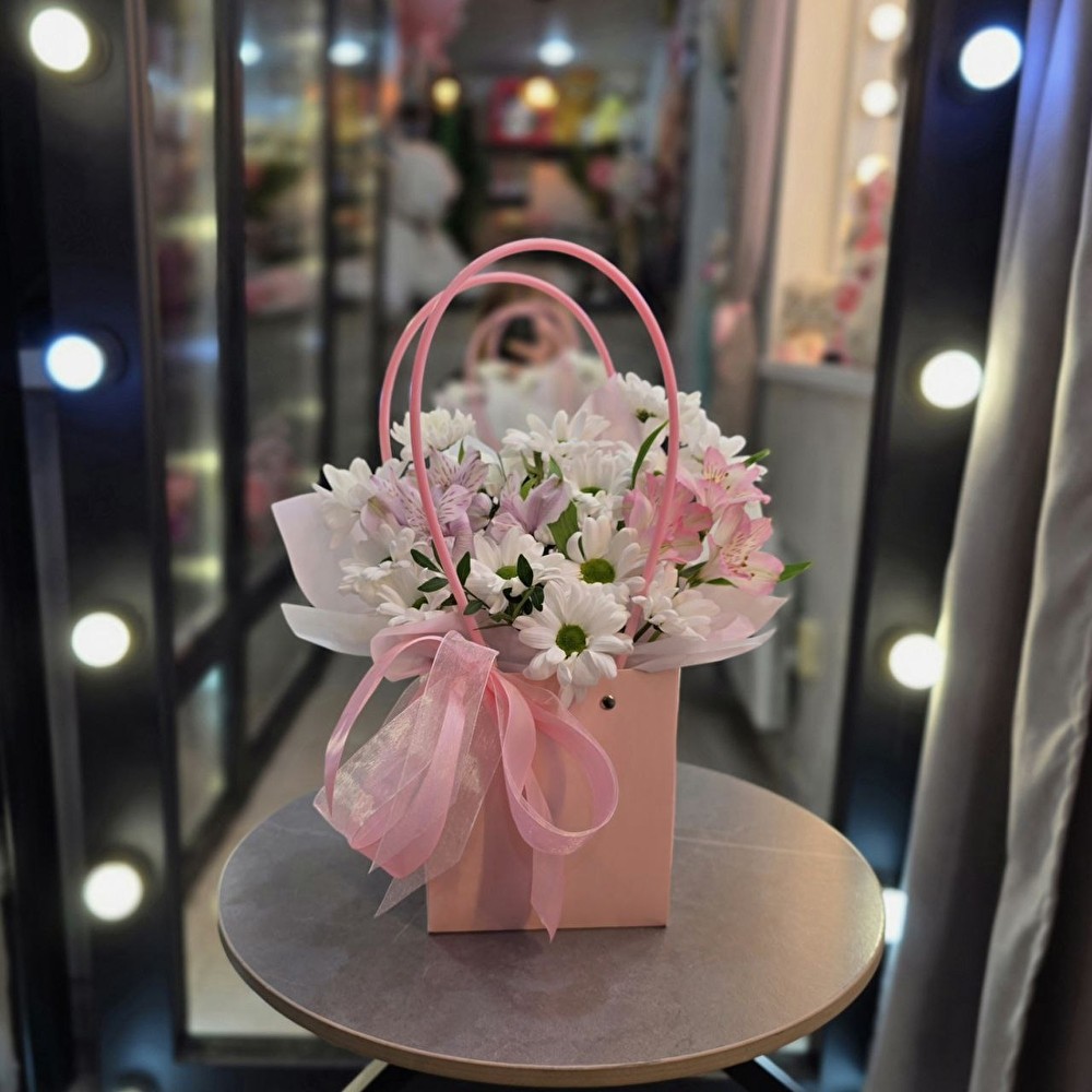 №25 Сумочка с Хризантемой и Альстромерией в нежных оттенках