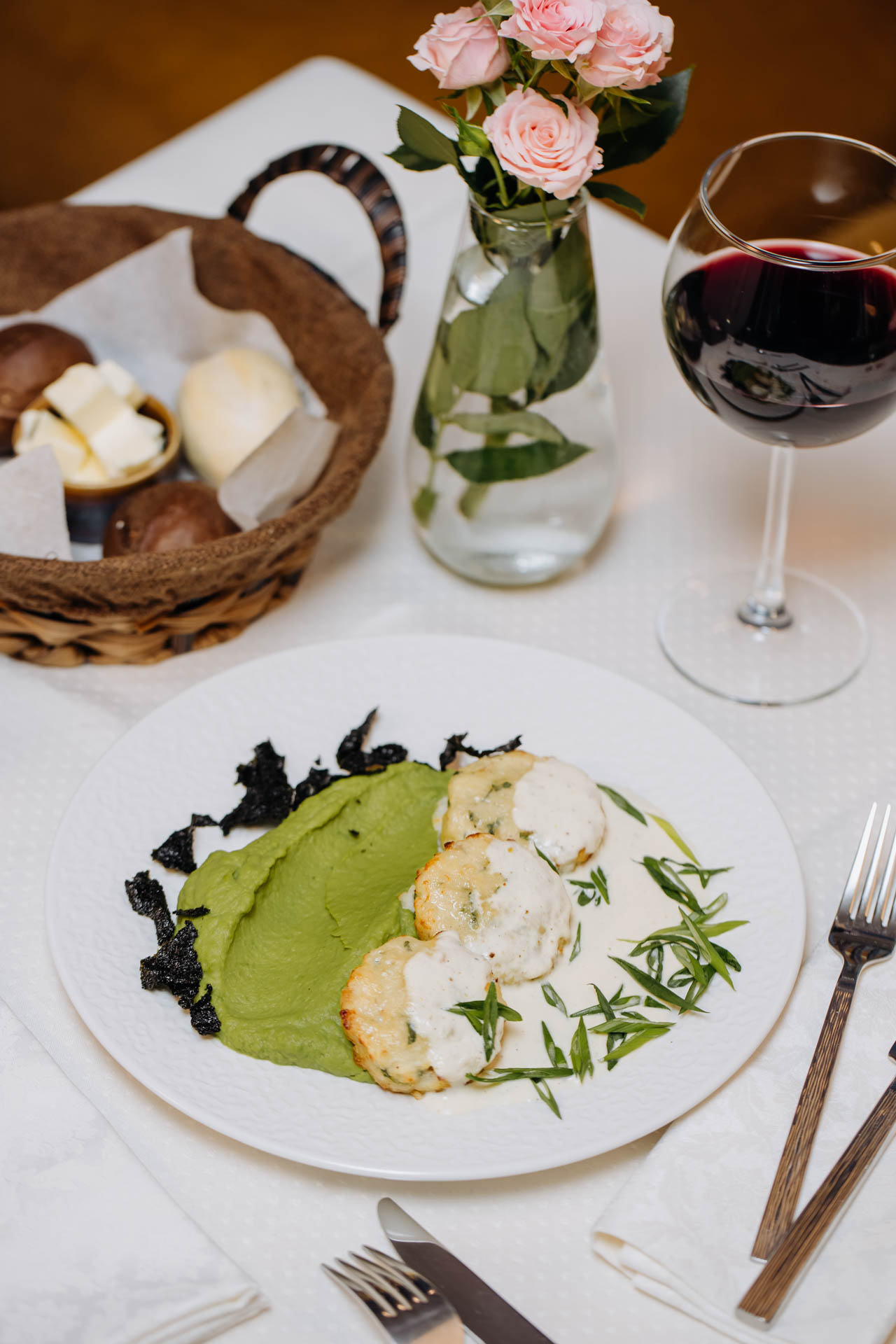 Котлеты из трески с гороховым пюре и сливочным соусом карри