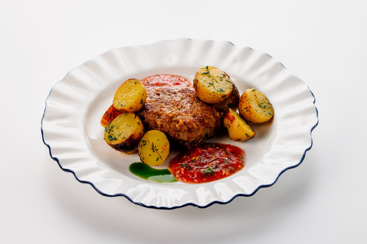 Котлета из дикого кабана с картофелем бэби и домашней аджикой.