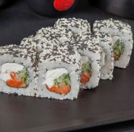 Ролл Аляска со свежим лососем в сливочном сыре и кунжуте