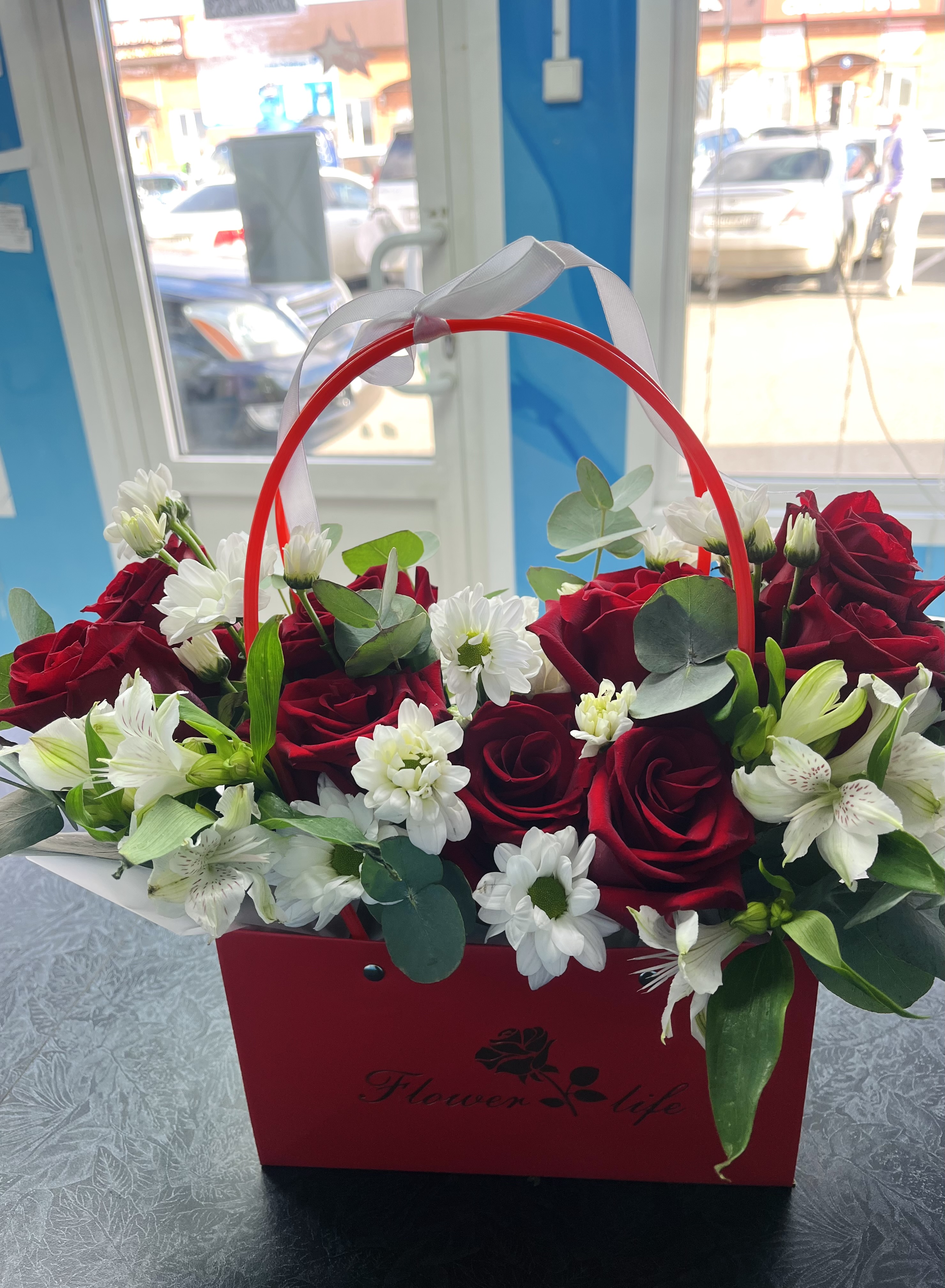 Композиция из роз в сумочке