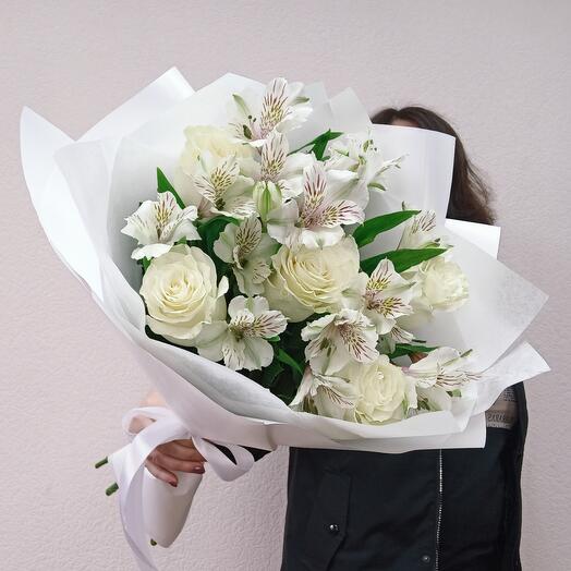 Белый букет из роз и альстромерий