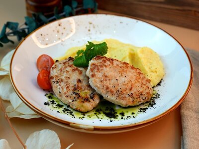 Куриные котлеты с картофельным пюре