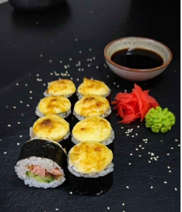 Гриль ролл с лососем терияки