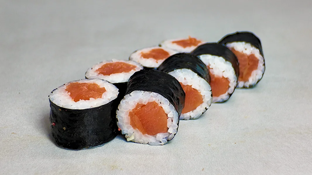 Маки с копченым лососем