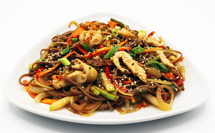 Соба с курицей в соусе терияки