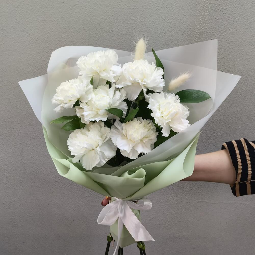 Монобукет из 7 белоснежных гвоздик (код 186)