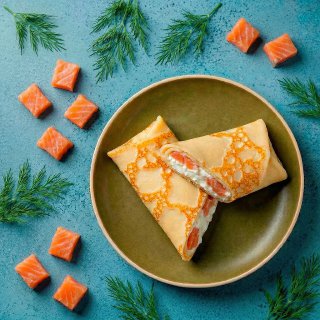 Блинчики с творожным сыром и лососем