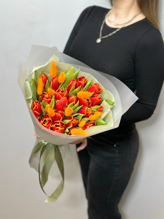 Букет из огненных тюльпанов с сухоцветам