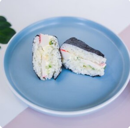 Онигири с мясом краба