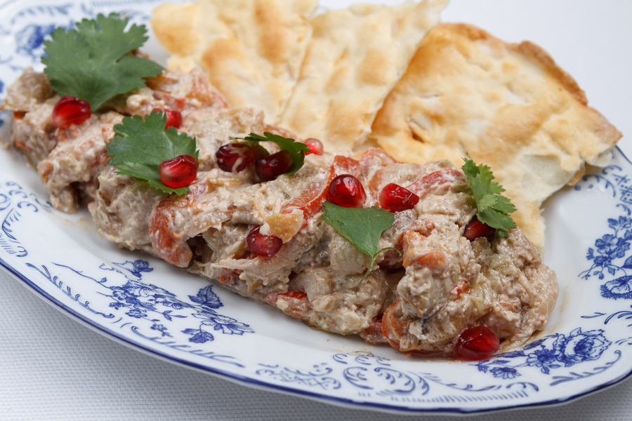 Закуска из сладкого перца и печеный баклажан с орехом и хрустящей лепешкой