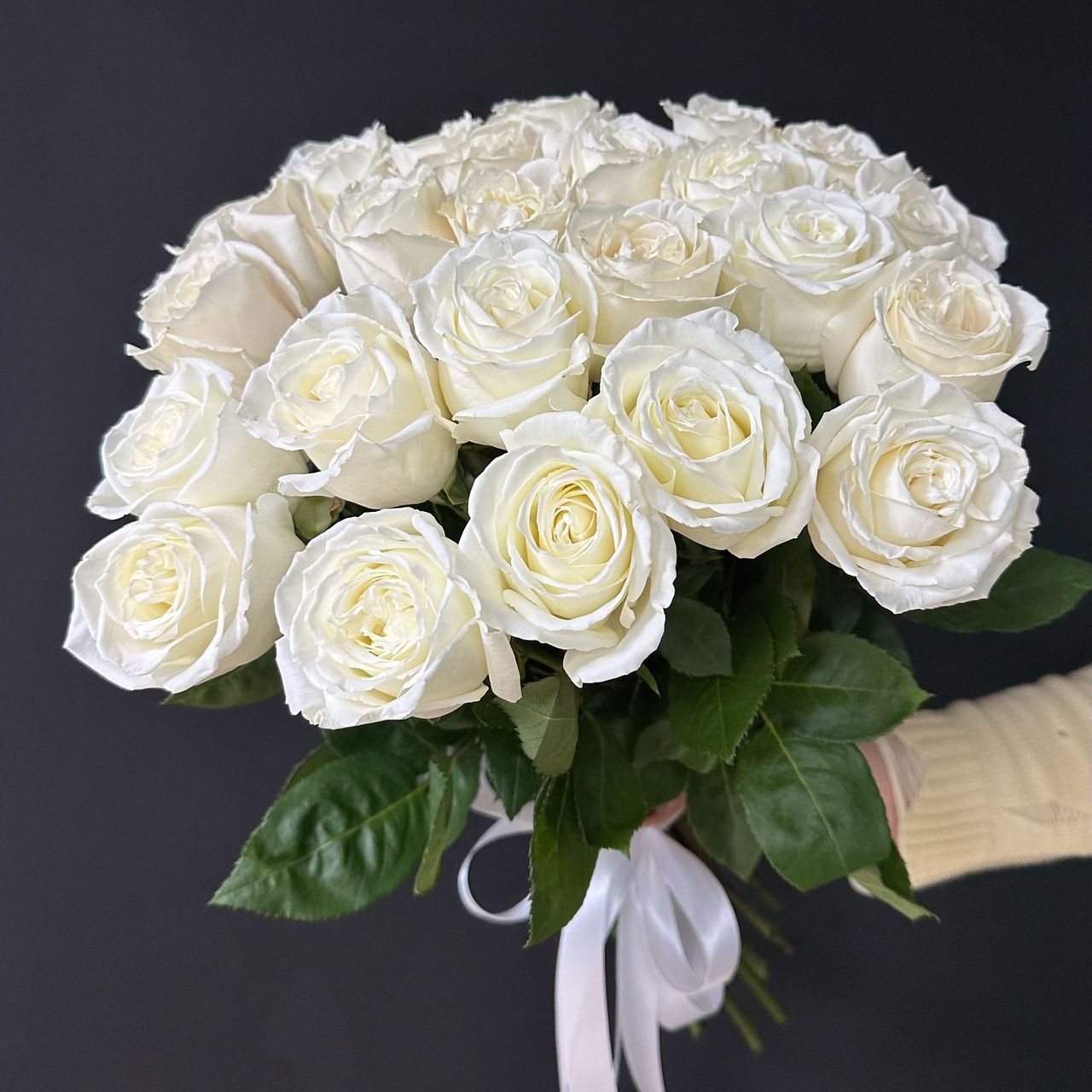 25 белых пионовидных роз