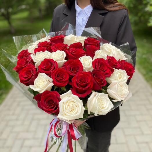 Классическое сочетание 35 эквадорских красных роз и белых роз