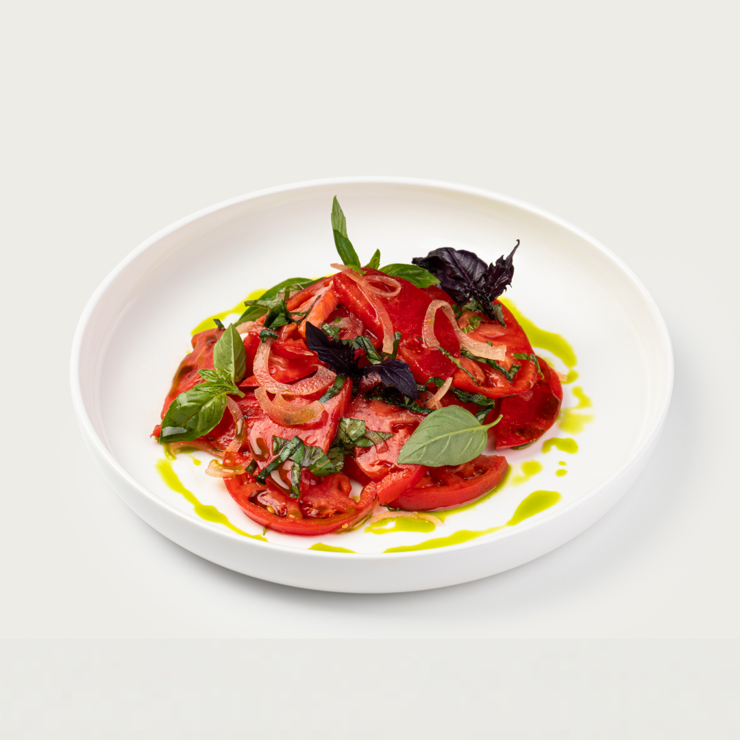 Салат из розовых томатов с базиликом