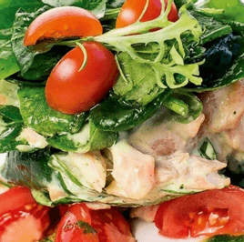 Салат с копч. семгой и соусом васаби