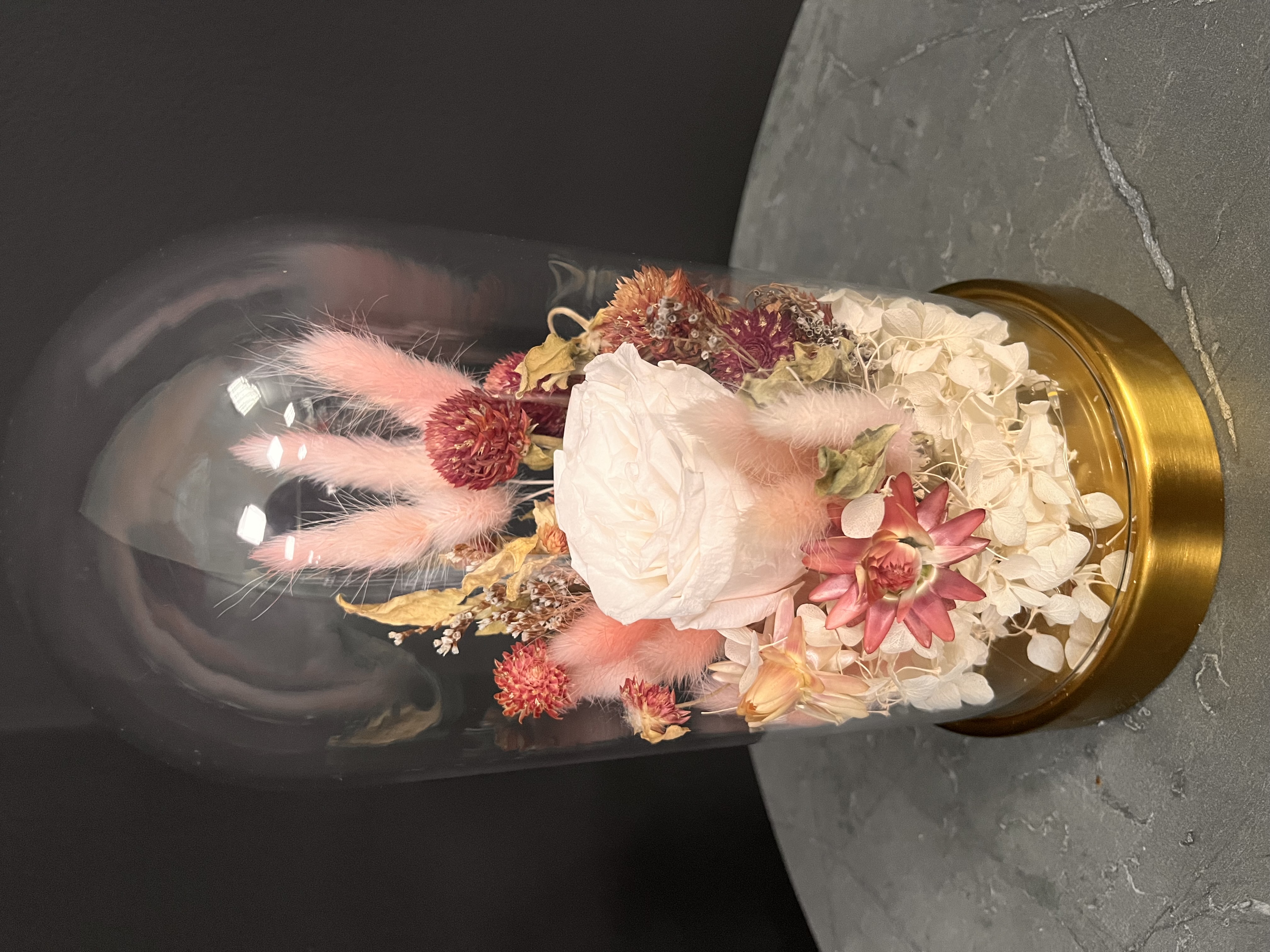 Роза в стеклянном клоше с подсветкой