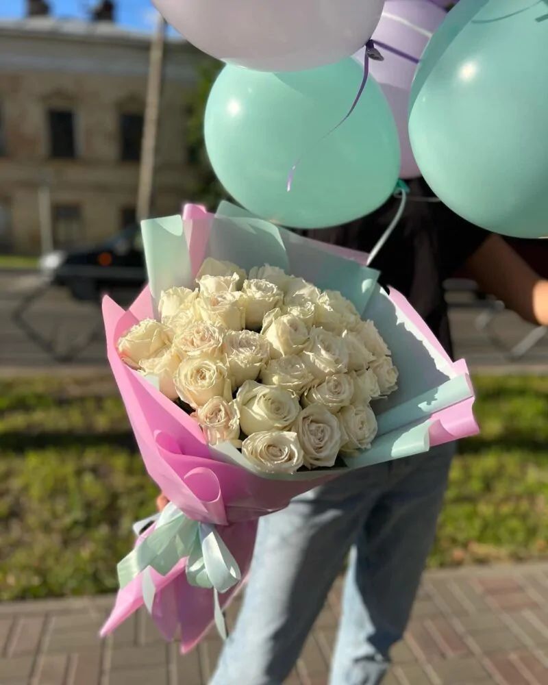 Букет из 21 белой сортовой розы в контрастной розово-бирюзовой упаковке