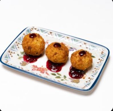 Аранчини с сыром Дорблю и ягодным соусом