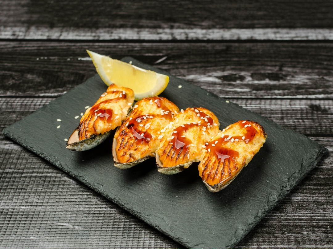 Запеченные мидии на створках