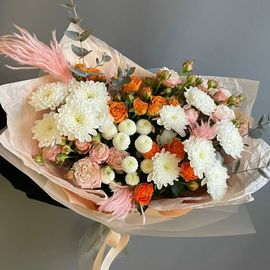 Букет из кустовых роз и хризантемы