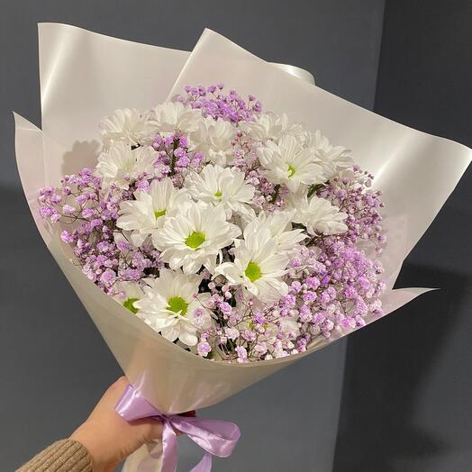 Букет хризантем с сиреневой гипсофилой